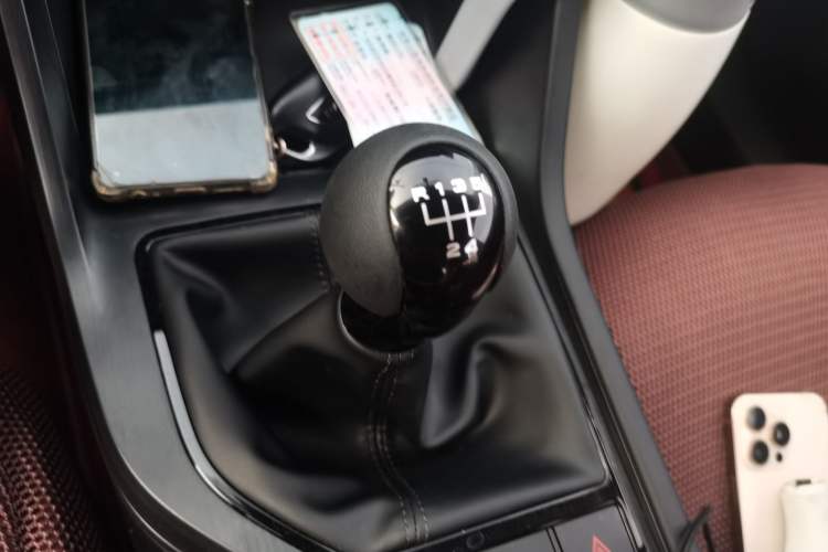 Used Roewe i5 2023 1.5L Manual Comfort Edition Gear Lever