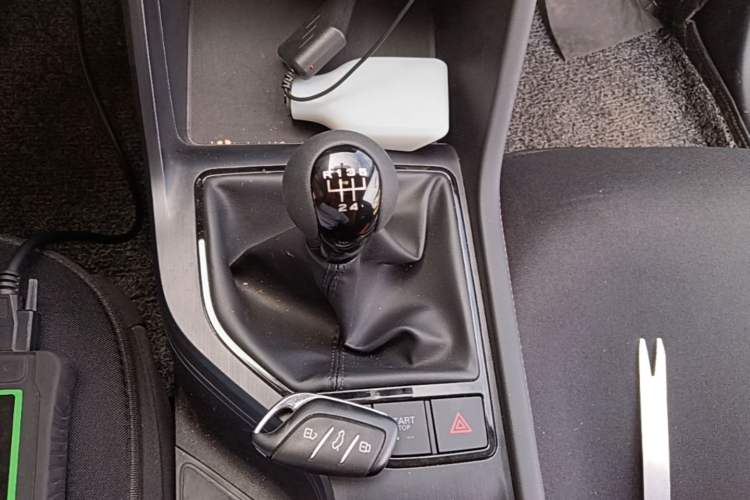 Used Roewe i5 2023 1.5L Manual Comfort Edition Gear Lever