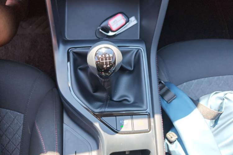 Used Roewe i5 2023 1.5L Manual Comfort Edition Gear Lever