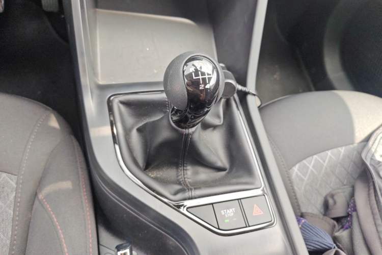 Used Roewe i5 2023 1.5L Manual Comfort Edition Gear Lever