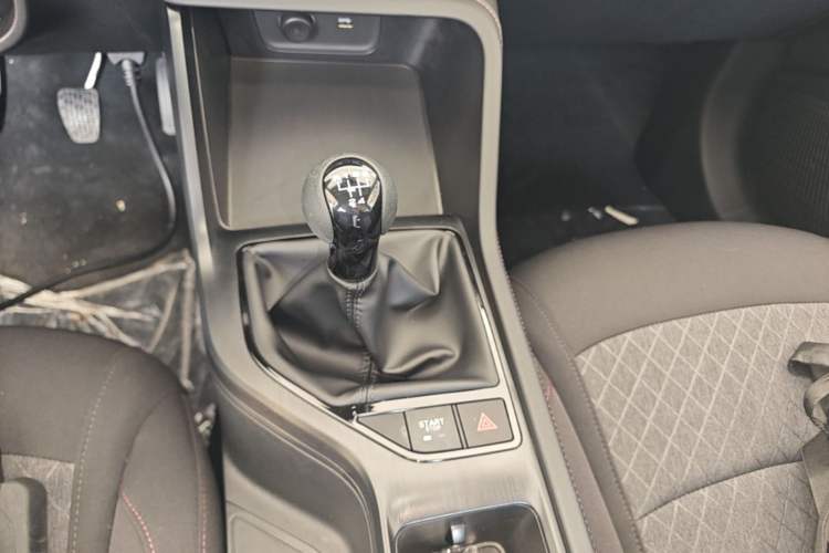 Used Roewe i5 2023 1.5L Manual Comfort Edition Gear Lever