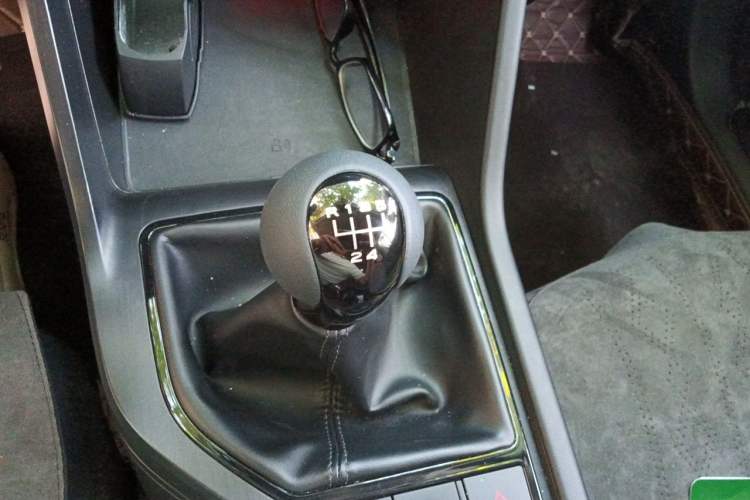 Used Roewe i5 2023 1.5L Manual Comfort Edition Gear Lever