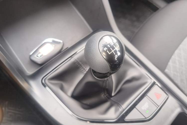 Used Roewe i5 2023 1.5L Manual Comfort Edition Gear Lever
