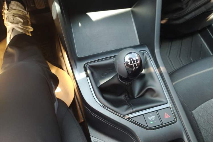 Used Roewe i5 2023 1.5L Manual Comfort Edition Gear Lever