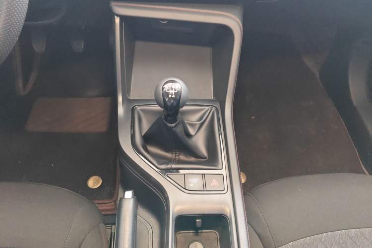 Used Roewe i5 2023 1.5L Manual Comfort Edition Gear Lever