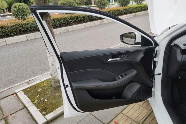 Used Roewe i5 2023 1.5L CVT Luxury Edition Left Front Door Interior