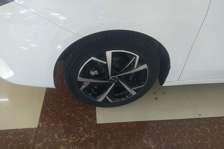 Used Roewe i5 2023 1.5L CVT Luxury Edition Left Front Wheel Hub