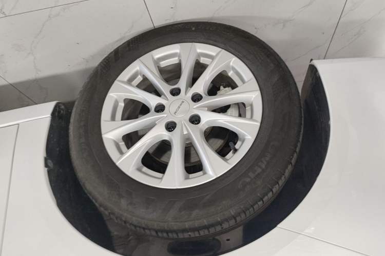 Used Roewe i5 2023 1.5L CVT Luxury Edition Left Front Wheel Hub
