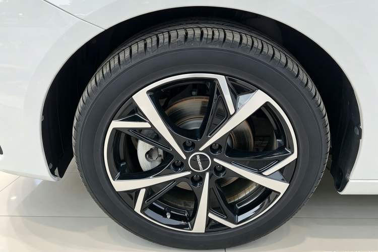 Used Roewe i5 2023 1.5L CVT Luxury Edition Left Front Wheel Hub