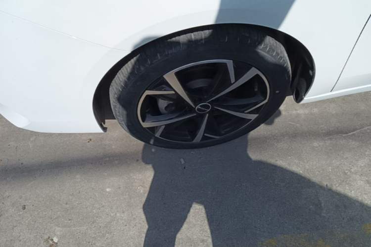 Used Roewe i5 2023 1.5L CVT Luxury Edition Left Front Wheel Hub