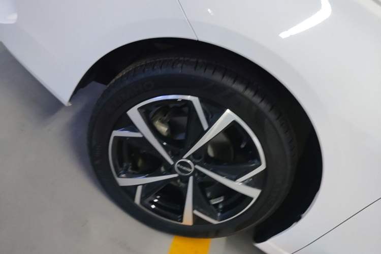 Used Roewe i5 2023 1.5L CVT Luxury Edition Left Front Wheel Hub