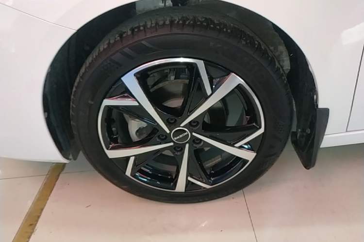 Used Roewe i5 2023 1.5L CVT Luxury Edition Left Front Wheel Hub