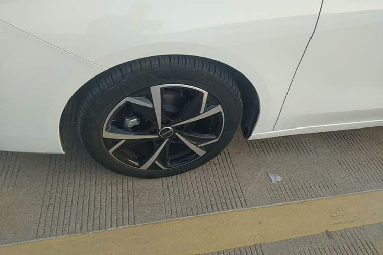 Used Roewe i5 2023 1.5L CVT Luxury Edition Left Front Wheel Hub