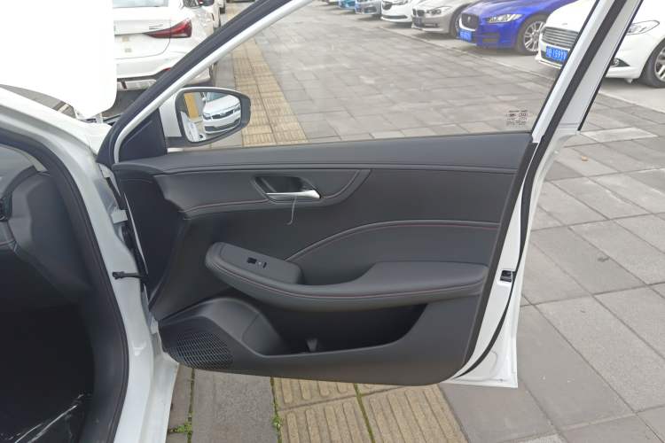 Used Roewe i5 2023 1.5L CVT Luxury Edition Right Front Door Interior