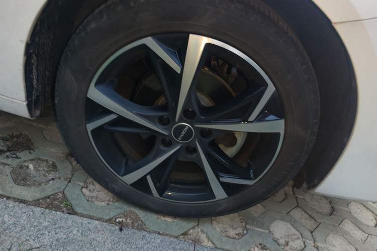 Used Roewe i5 2023 1.5L CVT Flagship Edition Right Front Wheel Hub