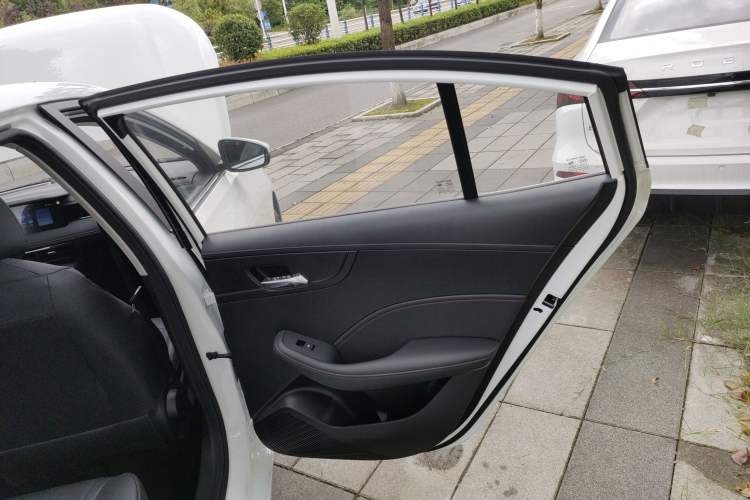 Used Roewe i5 2023 1.5L CVT Luxury Edition Right Rear Door Interior