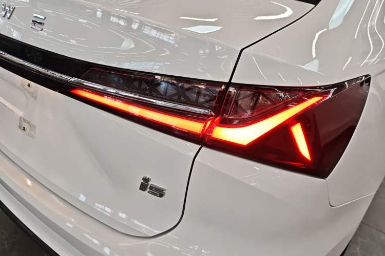 Used Roewe i5 2023 1.5L CVT Luxury Edition Right Rear Taillight