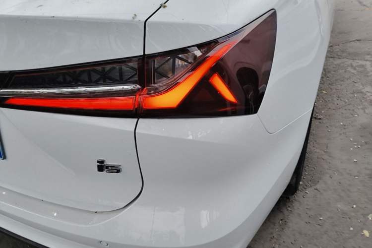 Used Roewe i5 2023 1.5L Manual Comfort Edition Right Rear Taillight