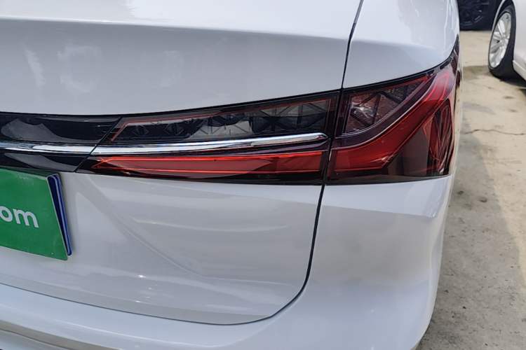 Used Roewe i5 2023 1.5L Manual Comfort Edition Right Rear Taillight