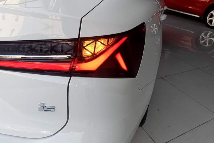 Used Roewe i5 2023 1.5L CVT Luxury Edition Right Rear Taillight
