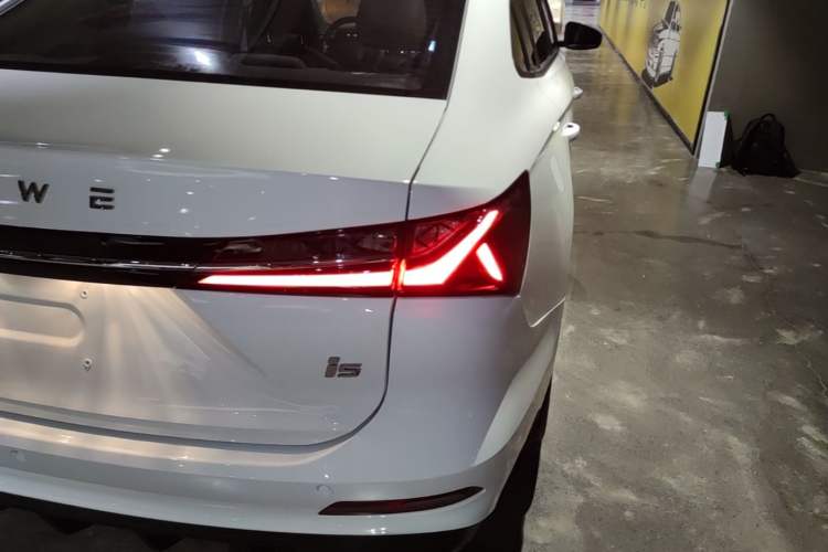 Used Roewe i5 2023 1.5L Manual Comfort Edition Right Rear Taillight