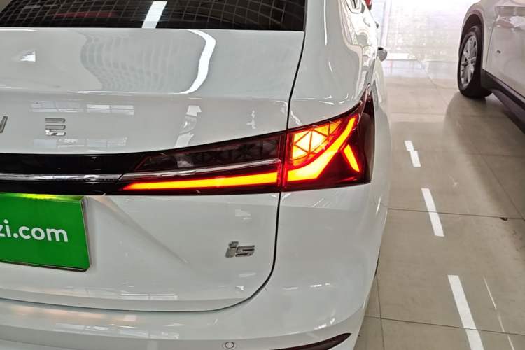 Used Roewe i5 2023 1.5L Manual Comfort Edition Right Rear Taillight