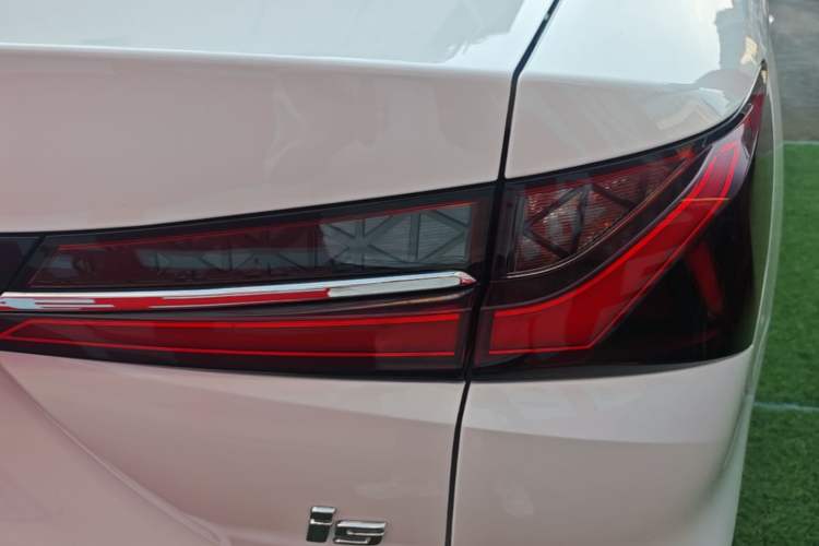 Used Roewe i5 2023 1.5L CVT Luxury Edition Right Rear Taillight
