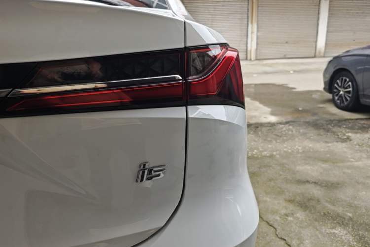 Used Roewe i5 2023 1.5L Manual Comfort Edition Right Rear Taillight