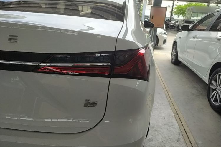 Used Roewe i5 2023 1.5L Manual Comfort Edition Right Rear Taillight