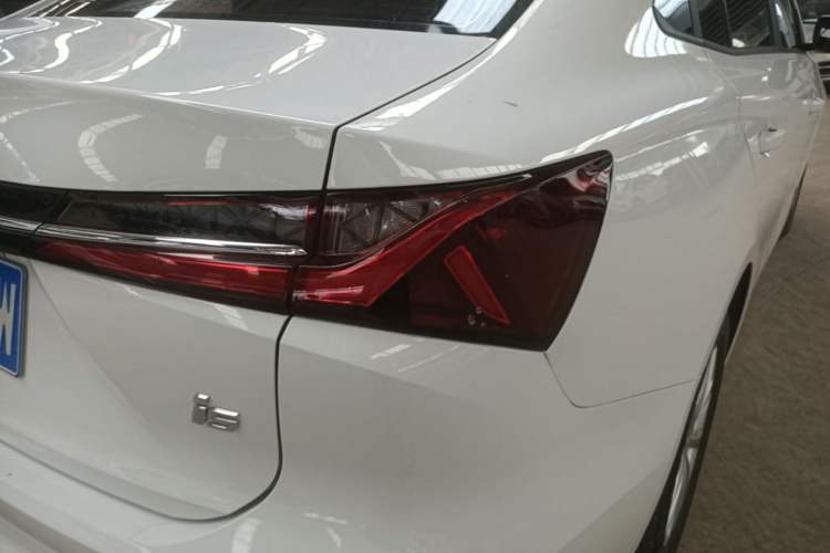 Used Roewe i5 2023 1.5L Manual Comfort Edition Right Rear Taillight