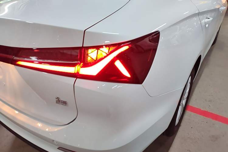 Used Roewe i5 2023 1.5L Manual Comfort Edition Right Rear Taillight