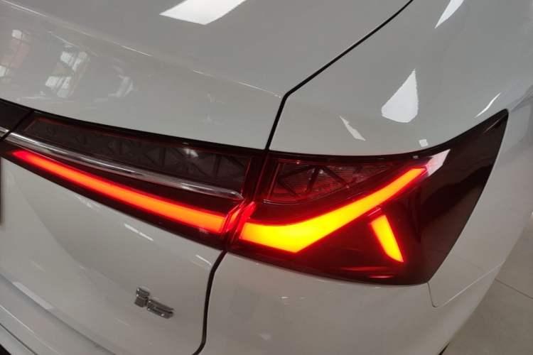 Used Roewe i5 2023 1.5L Manual Comfort Edition Right Rear Taillight