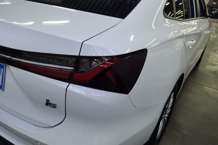 Used Roewe i5 2023 1.5L Manual Comfort Edition Right Rear Taillight