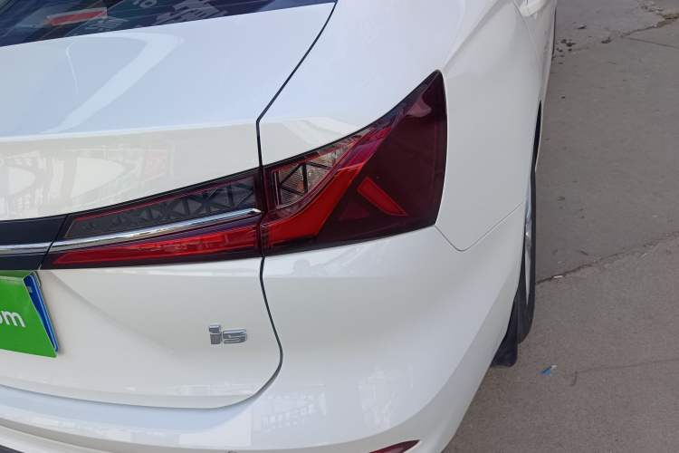 Used Roewe i5 2023 1.5L Manual Comfort Edition Right Rear Taillight