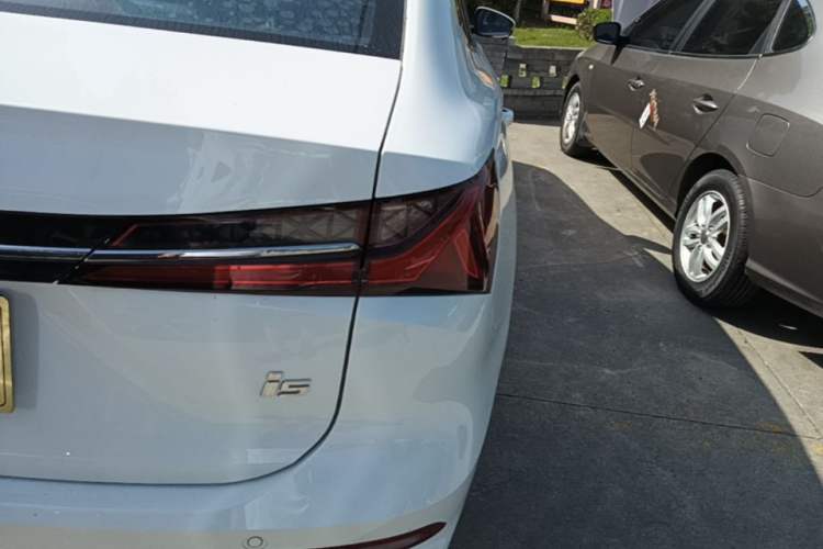 Used Roewe i5 2023 1.5L CVT Luxury Edition Right Rear Taillight