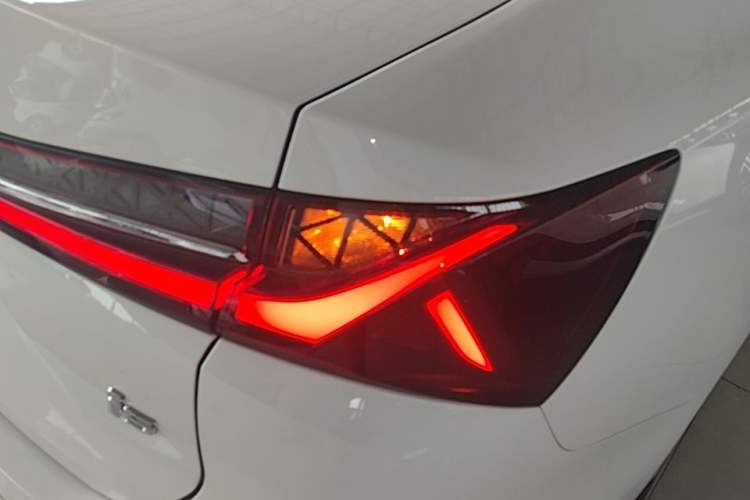 Used Roewe i5 2023 1.5L CVT Luxury Edition Right Rear Taillight