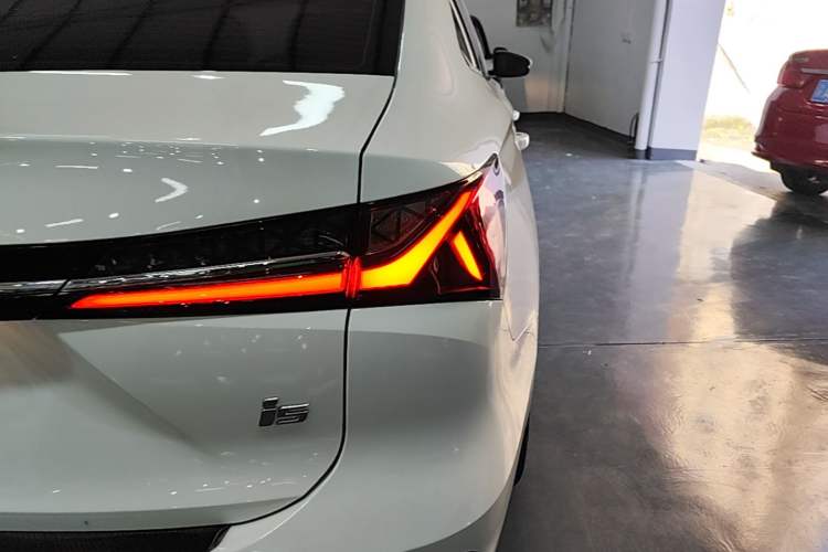 Used Roewe i5 2023 1.5L Manual Comfort Edition Right Rear Taillight