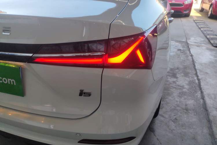 Used Roewe i5 2023 1.5L CVT Luxury Edition Right Rear Taillight
