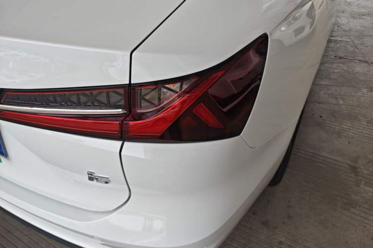 Used Roewe i5 2023 1.5L Manual Comfort Edition Right Rear Taillight