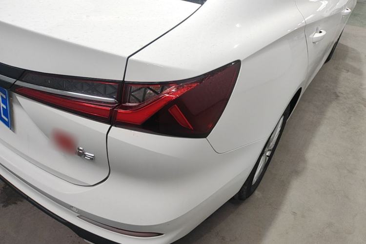 Used Roewe i5 2023 1.5L CVT Luxury Edition Right Rear Taillight