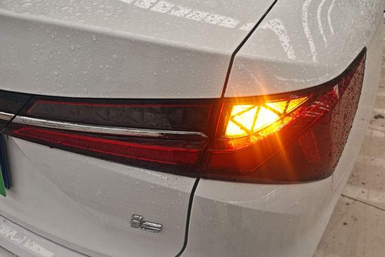 Used Roewe i5 2023 1.5L Manual Comfort Edition Right Rear Taillight
