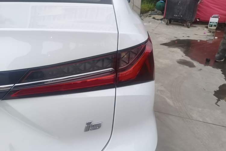 Used Roewe i5 2023 1.5L Manual Comfort Edition Right Rear Taillight
