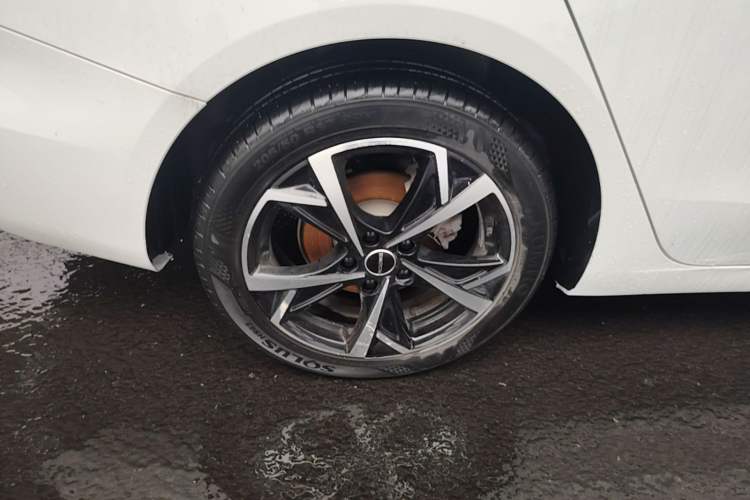 Used Roewe i5 2023 1.5L CVT Flagship Edition Right Rear Wheel Hub