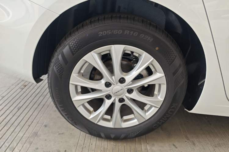 Used Roewe i5 2023 1.5L Manual Comfort Edition Right Rear Wheel Hub