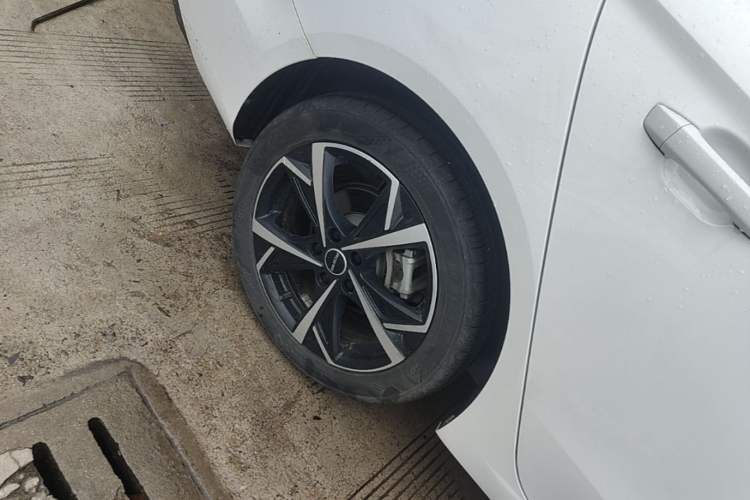 Used Roewe i5 2023 1.5L CVT Luxury Edition Right Rear Wheel Hub