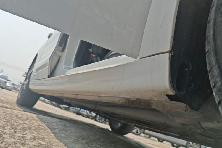 Used Roewe i5 2023 1.5L CVT Luxury Edition Right Side Sill