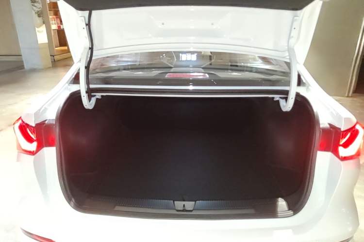 Used Roewe i5 2023 1.5L Manual Comfort Edition Trunk