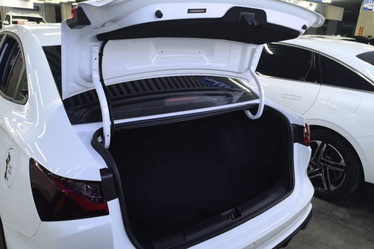 Used Roewe i5 2023 1.5L Manual Comfort Edition Trunk