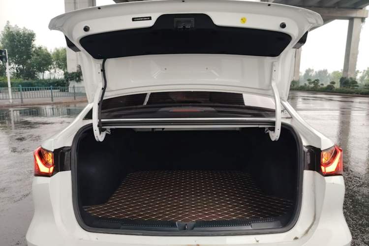 Used Roewe i5 2023 1.5L CVT Flagship Edition Trunk