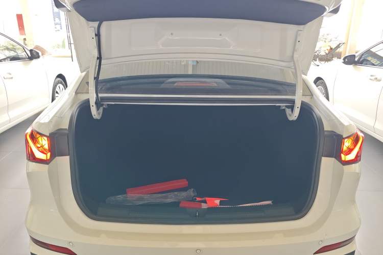 Used Roewe i5 2023 1.5L Manual Comfort Edition Trunk